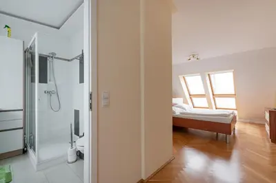 Ein Badezimmer in der Unterkunft Ruheoase im Dachgeschoss mit Klimaanlage, nur 10 Minuten ins Zentrum