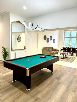 Ein Billardtisch in der Unterkunft Opera apartment 149 m2