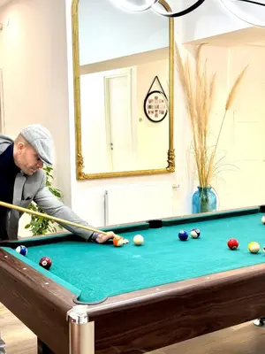 Ein Billardtisch in der Unterkunft Opera apartment 149 m2