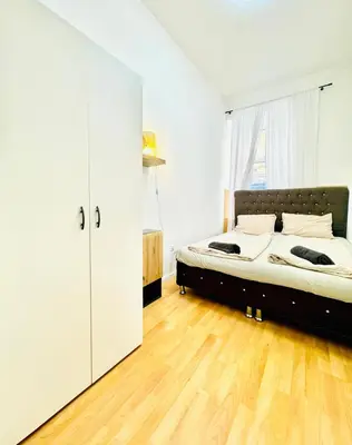 Grundriss der Unterkunft Urban 10-Bedroom Retreat, 8 Minutes from Rathausplatz