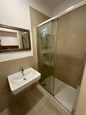 Ein Badezimmer in der Unterkunft New Apartment with Beautiful Balcony 16