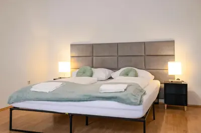 Ein Bett oder Betten in einem Zimmer der Unterkunft Amazing 2BR Shared Apt Only 7 Min to Wiener Stadthalle