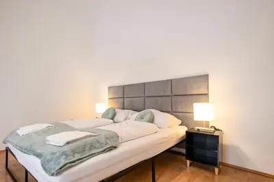 Ein Bett oder Betten in einem Zimmer der Unterkunft Amazing 2BR Shared Apt Only 7 Min to Wiener Stadthalle