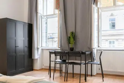 Grundriss der Unterkunft Amazing 2BR Shared Apt Only 7 Min to Wiener Stadthalle