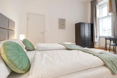 Ein Bett oder Betten in einem Zimmer der Unterkunft Amazing 2BR Shared Apt Only 7 Min to Wiener Stadthalle