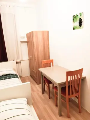 Ein Bett oder Betten in einem Zimmer der Unterkunft FAVORIT-ROOMS , direkt Metro connection U1 to Centralstation , City-Center and Airport