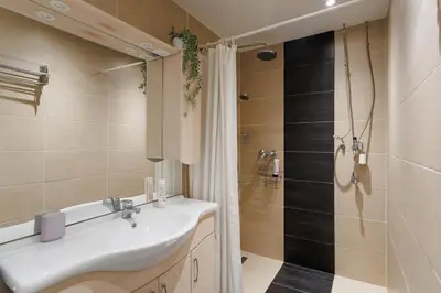 Ein Badezimmer in der Unterkunft Wohnen im 15 ruhig und zentral