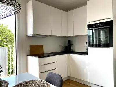 Küche/Küchenzeile in der Unterkunft Rooftop Apartment with Terrace & AC - Self Check-In