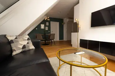 TV/Unterhaltungsangebot in der Unterkunft Sunny Terrace Penthouse with AC - Self Check-In