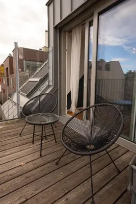 Ein Balkon oder eine Terrasse in der Unterkunft Sunny Terrace Penthouse with AC - Self Check-In