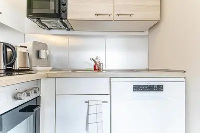Küche/Küchenzeile in der Unterkunft Central Vienna Chic & Comfortable 1BR & 1LR Apt