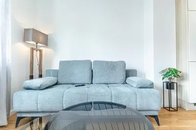 Ein Sitzbereich in der Unterkunft Central Vienna Chic & Comfortable 1BR & 1LR Apt