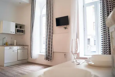 Ein Bett oder Betten in einem Zimmer der Unterkunft 2 Spacious Apts for 6P, Only 7Min to Stadthalle