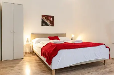 Ein Bett oder Betten in einem Zimmer der Unterkunft 2 Spacious Apts for 6P, Only 7Min to Stadthalle
