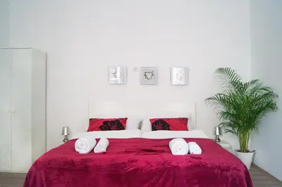 Ein Bett oder Betten in einem Zimmer der Unterkunft 2 Spacious Apts for 6P, Only 7Min to Stadthalle