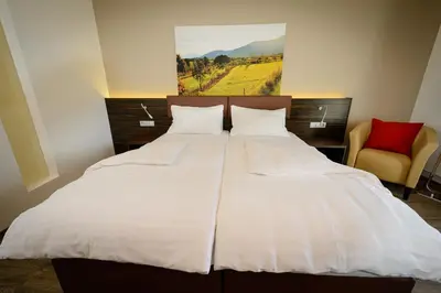 Ein Bett oder Betten in einem Zimmer der Unterkunft Dorfmeister Business Hotel B&B