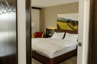 Ein Bett oder Betten in einem Zimmer der Unterkunft Dorfmeister Business Hotel B&B