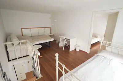 Ein Bett oder Betten in einem Zimmer der Unterkunft Gemütliche Ferienwohnung Nahe Mariahilfer Straße