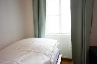 Ein Bett oder Betten in einem Zimmer der Unterkunft Modern 3 Bedroom Apartment in City Center