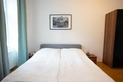 Ein Bett oder Betten in einem Zimmer der Unterkunft Modern 3 Bedroom Apartment in City Center