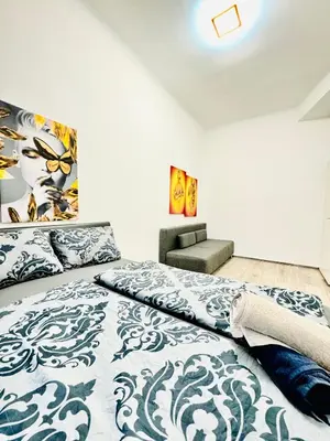 Ein Bett oder Betten in einem Zimmer der Unterkunft Cozy Private Rooms in 3BR Apartment Near FAC Platz