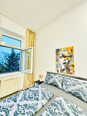 Ein Bett oder Betten in einem Zimmer der Unterkunft Cozy Private Rooms in 3BR Apartment Near FAC Platz