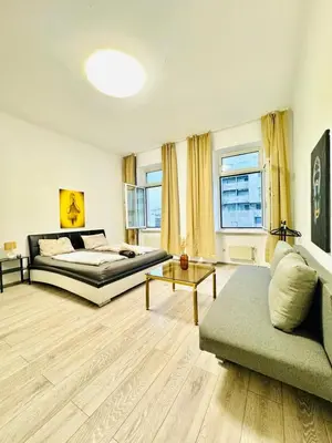 Ein Bett oder Betten in einem Zimmer der Unterkunft Cozy Private Rooms in 3BR Apartment Near FAC Platz