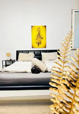 Ein Bett oder Betten in einem Zimmer der Unterkunft Cozy Private Rooms in 3BR Apartment Near FAC Platz