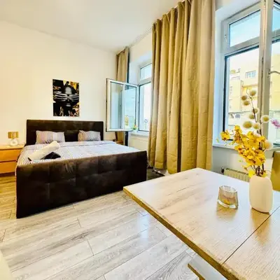Cozy Private Rooms in 3BR Apartment Near FAC Platz