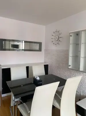 Ein Sitzbereich in der Unterkunft 115 m2 Maisonette with Free Parking