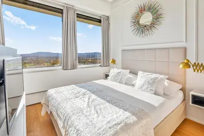 Ein Bett oder Betten in einem Zimmer der Unterkunft Free car parking Appartement- 25min to Downtown