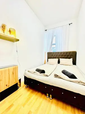 Grundriss der Unterkunft 10 BR Apartment for Groups, 8-Min to Rathausplatz