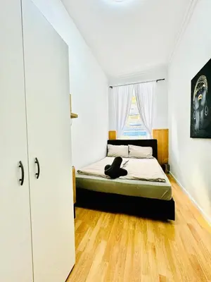 Grundriss der Unterkunft 10 BR Apartment for Groups, 8-Min to Rathausplatz