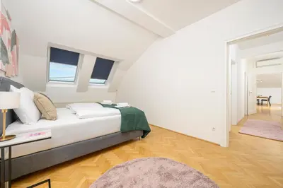Ein Bett oder Betten in einem Zimmer der Unterkunft Vienna Rooftop Haven 120m, 3BR, Terrace, City Views!