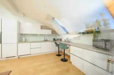 Küche/Küchenzeile in der Unterkunft Vienna Rooftop Haven 120m, 3BR, Terrace, City Views!