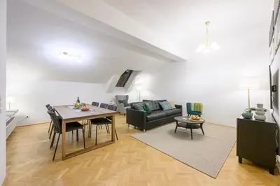 Ein Sitzbereich in der Unterkunft Vienna Rooftop Haven 120m, 3BR, Terrace, City Views!