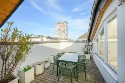 Ein Balkon oder eine Terrasse in der Unterkunft Vienna Rooftop Haven 120m, 3BR, Terrace, City Views!