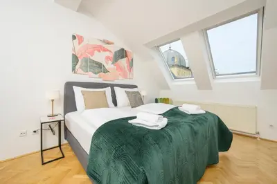 Ein Bett oder Betten in einem Zimmer der Unterkunft Vienna Rooftop Haven 120m, 3BR, Terrace, City Views!