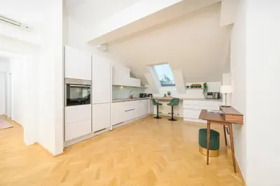Küche/Küchenzeile in der Unterkunft Vienna Rooftop Haven 120m, 3BR, Terrace, City Views!