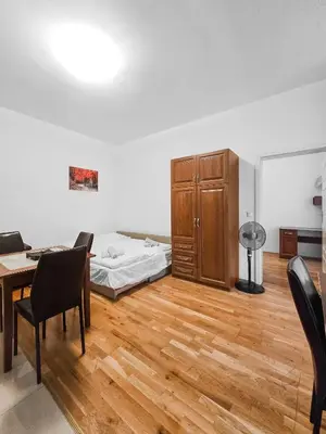 Ein Bett oder Betten in einem Zimmer der Unterkunft Two-Bedroom Balcony Retreat for 4 Near Millennium Tower