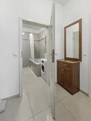 Ein Badezimmer in der Unterkunft Two-Bedroom Balcony Retreat for 4 Near Millennium Tower