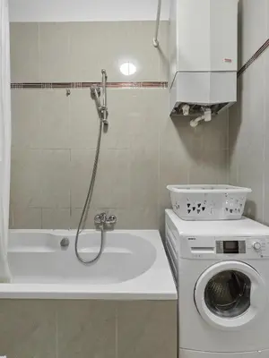 Ein Badezimmer in der Unterkunft Two-Bedroom Balcony Retreat for 4 Near Millennium Tower