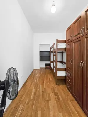 Küche/Küchenzeile in der Unterkunft Elegant 3-Bedroom Getaway with Balcony for Groups up to 7