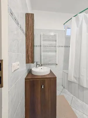 Ein Badezimmer in der Unterkunft Elegant 3-Bedroom Getaway with Balcony for Groups up to 7