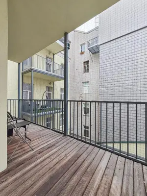 Ein Balkon oder eine Terrasse in der Unterkunft Elegant 3-Bedroom Getaway with Balcony for Groups up to 7