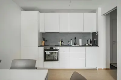 Küche/Küchenzeile in der Unterkunft Stylish Apartment with Balcony and Pool