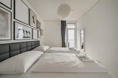 Ein Bett oder Betten in einem Zimmer der Unterkunft Stylish Apartment with Balcony and Pool