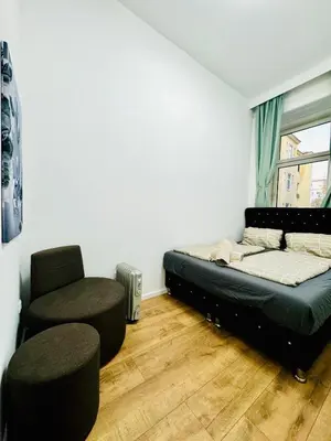 Ein Bett oder Betten in einem Zimmer der Unterkunft Cozy Private Rooms in 9-Bedroom Apartment Near Augarten