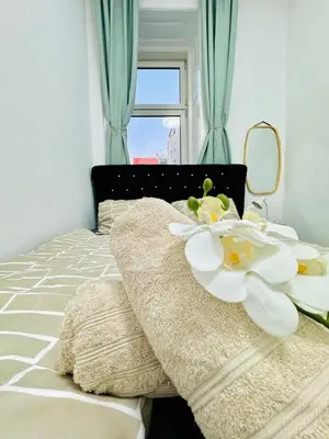 Ein Bett oder Betten in einem Zimmer der Unterkunft Cozy Private Rooms in 9-Bedroom Apartment Near Augarten