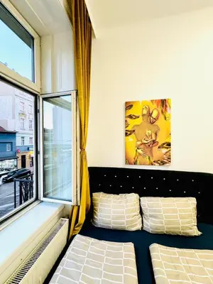 Ein Bett oder Betten in einem Zimmer der Unterkunft Cozy Private Rooms in 9-Bedroom Apartment Near Augarten